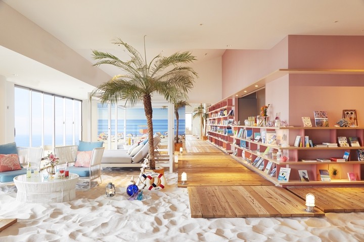 ▲白沙咖啡館 Books＆Café 位於頂樓，能享受腳踩浪漫白砂，一邊眺望美景或閱讀書籍的悠閒時光。　圖：星野集團／來源