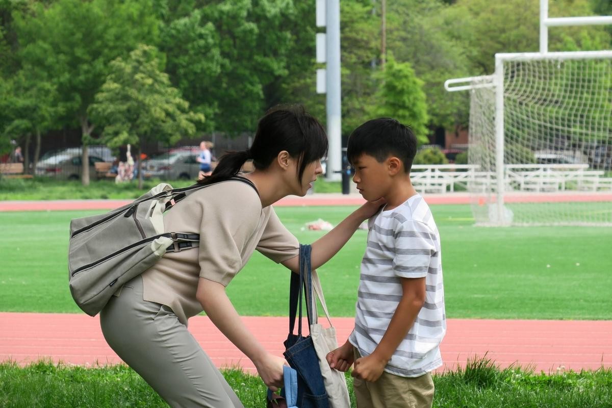 魏蔓（左）與片中兒子在公園的戲花了3天才完成，是編導覺得最難拍也最喜歡的戲。