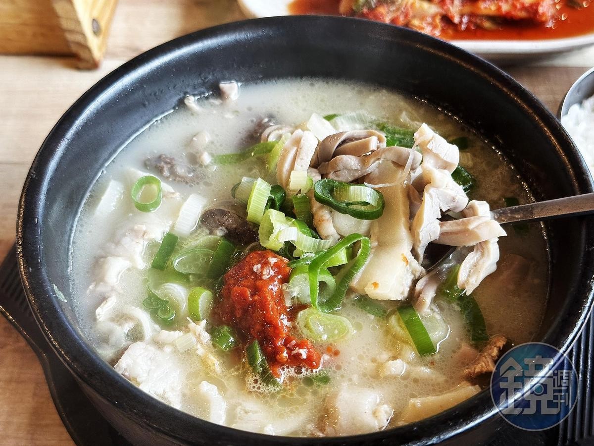 「密陽血腸豬肉湯飯（밀양순대돼지국밥）」的「豬肉加血腸湯飯」是以白色湯頭為基底，看似濃郁，其實風味屬清爽淡雅型，可適量加入蝦醬、辛奇增加風味。（10,000韓元／份，約NT$250）