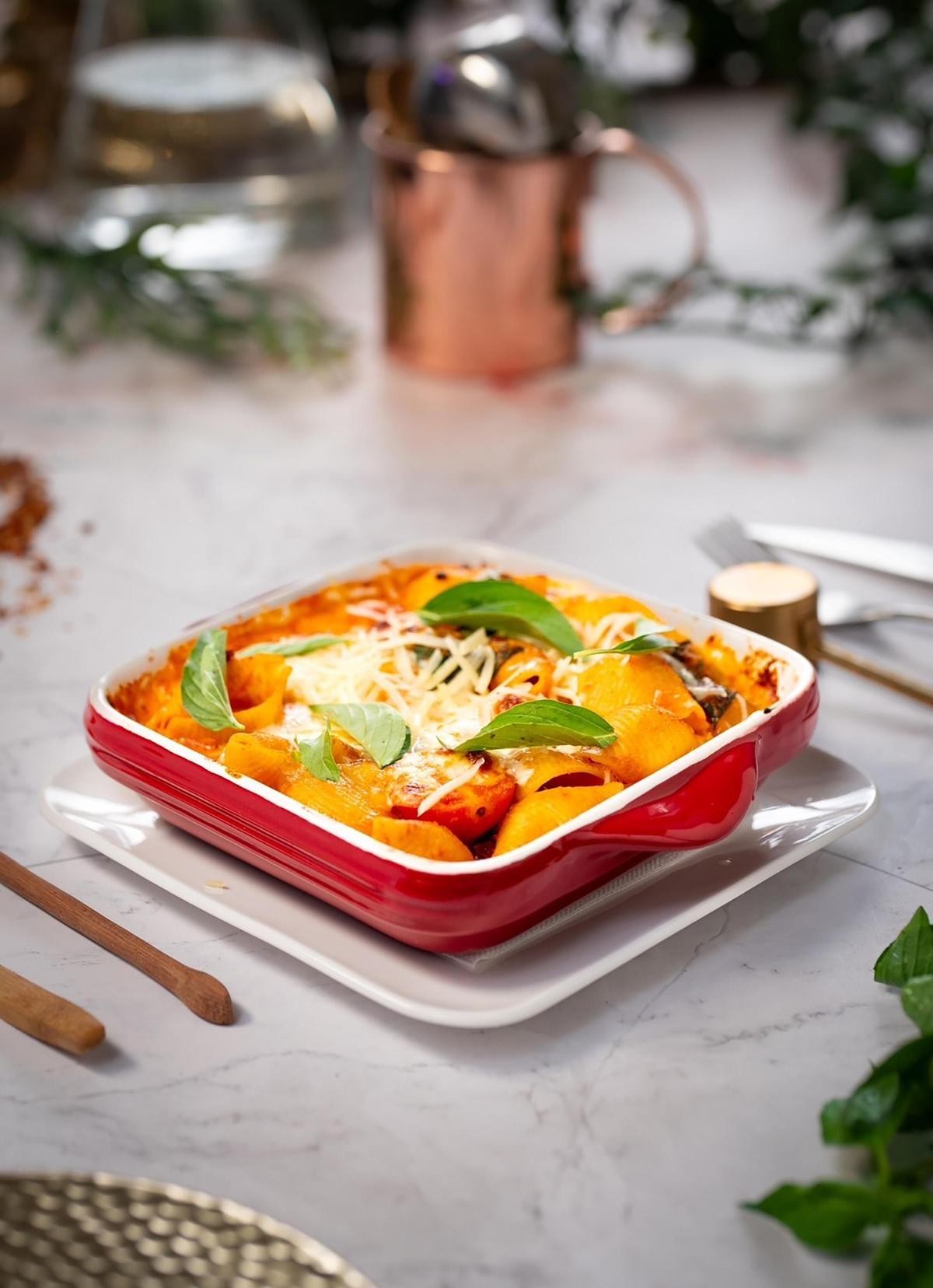 「粉紅醬起司大貝殼麵（Conchigle Tomato Al Forno）」以濃稠番茄奶油醬為基底，非常誘人食欲。（瑪莉珍披薩提供）