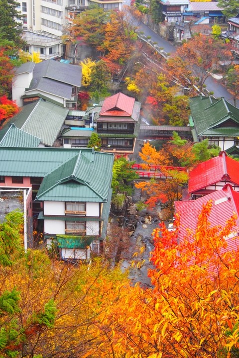 ▲四萬溫泉同樣擁有400多年歷史，紅葉點綴後的溫泉街韻味十足。　圖：觀光群馬寫真館／來源