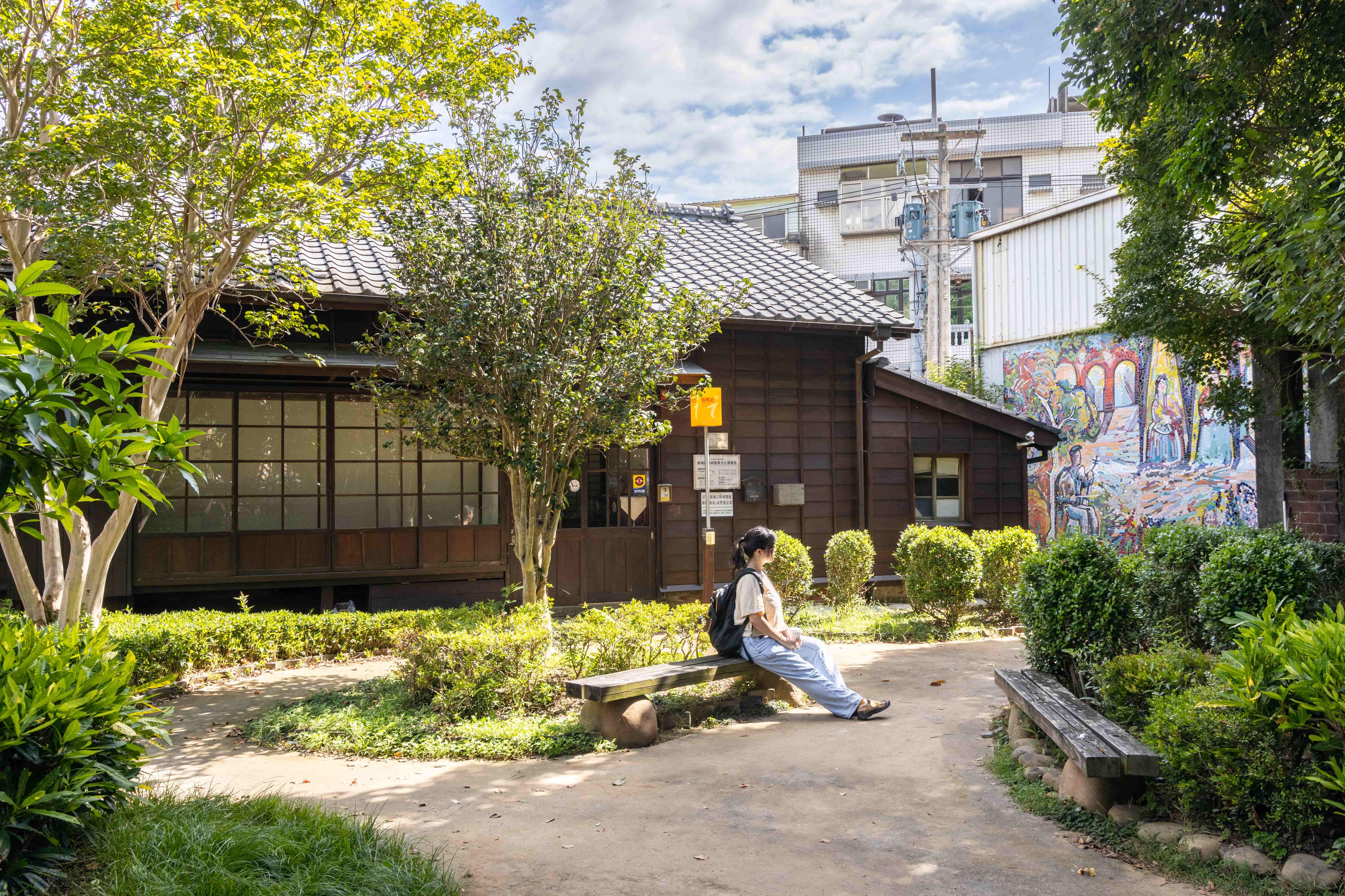 「新埔客家宗祠文化導覽館」原先為新埔國小校長宿舍，也是鎮上唯一日式建築。