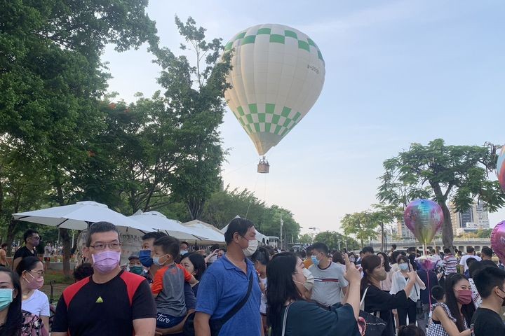 ▲熱氣球美景搭配美食市集，視覺味蕾一次滿足。　圖：高雄市政府觀光局／提供