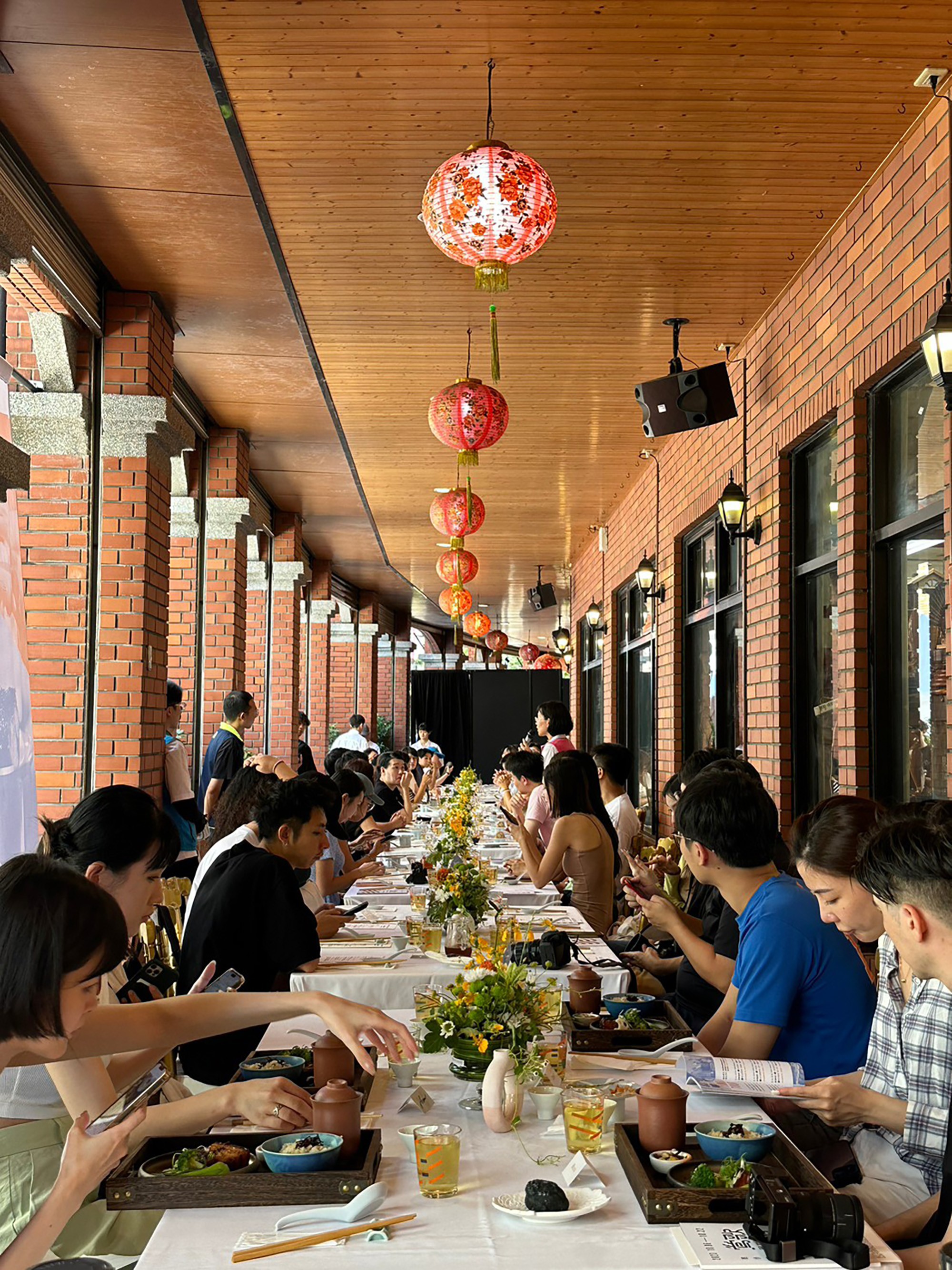 鶯歌桌宴將於10月13日至15日在鶯歌老街陶館騎樓下登場。（安導愛講古提供）