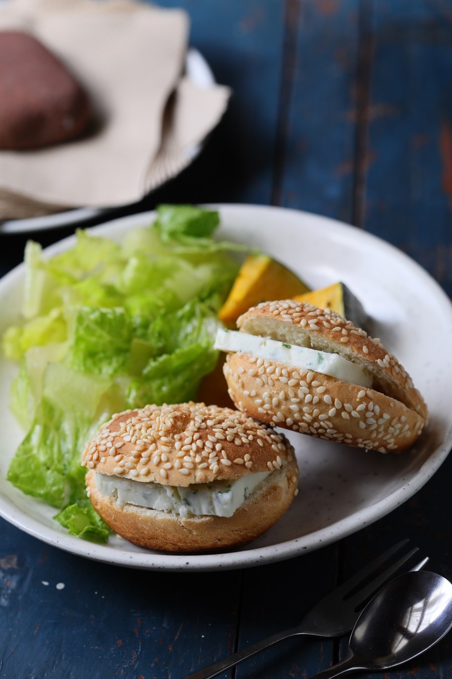 鹹味島季節限定的「麥蔥奶油吐司」親手採集的東引野生麥蔥，切段後與牛油、蒜、鹽、香草混合，抹在酥烤過的迷你繼光餅超級好吃。