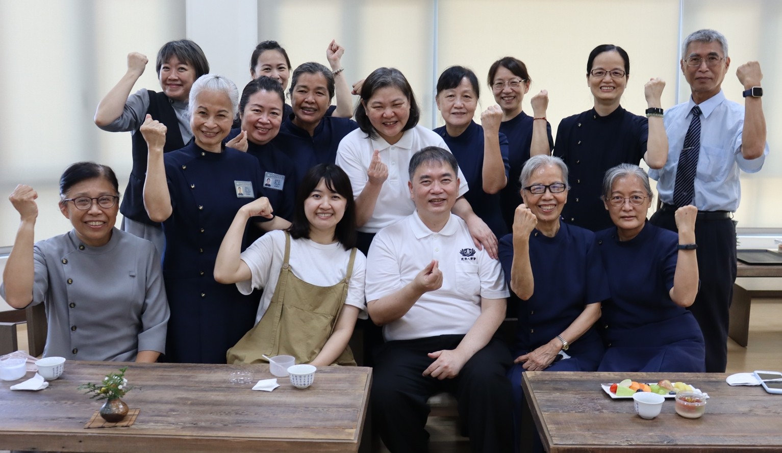 蔡超勇（前右三）得以親自感謝恩人廖柔婷（前左二），他說：「這一份髓緣之情的相遇，讓他擁有了第2次生命，非常感動與感恩」。（慈濟基金會提供）