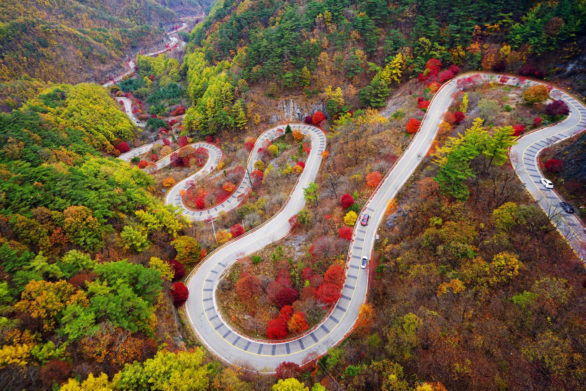 丹陽郡盤山公路滿山遍野的紅葉，勾勒出讓人著迷的動人秋色。（韓國觀光公社提供）