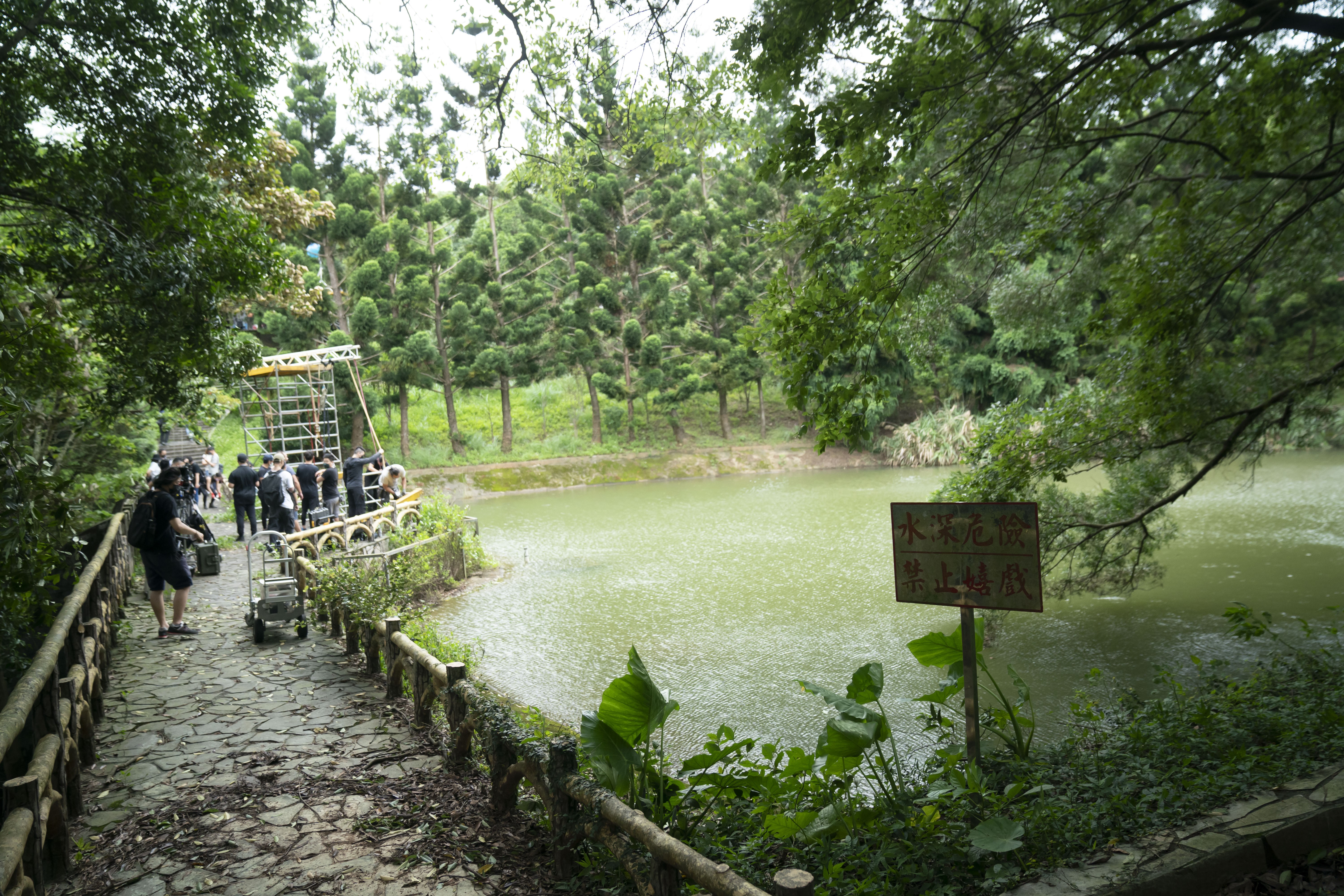 應劇情需求，《女鬼橋2》還重返第一集的原始地點拍攝。（樂到家國際提供）