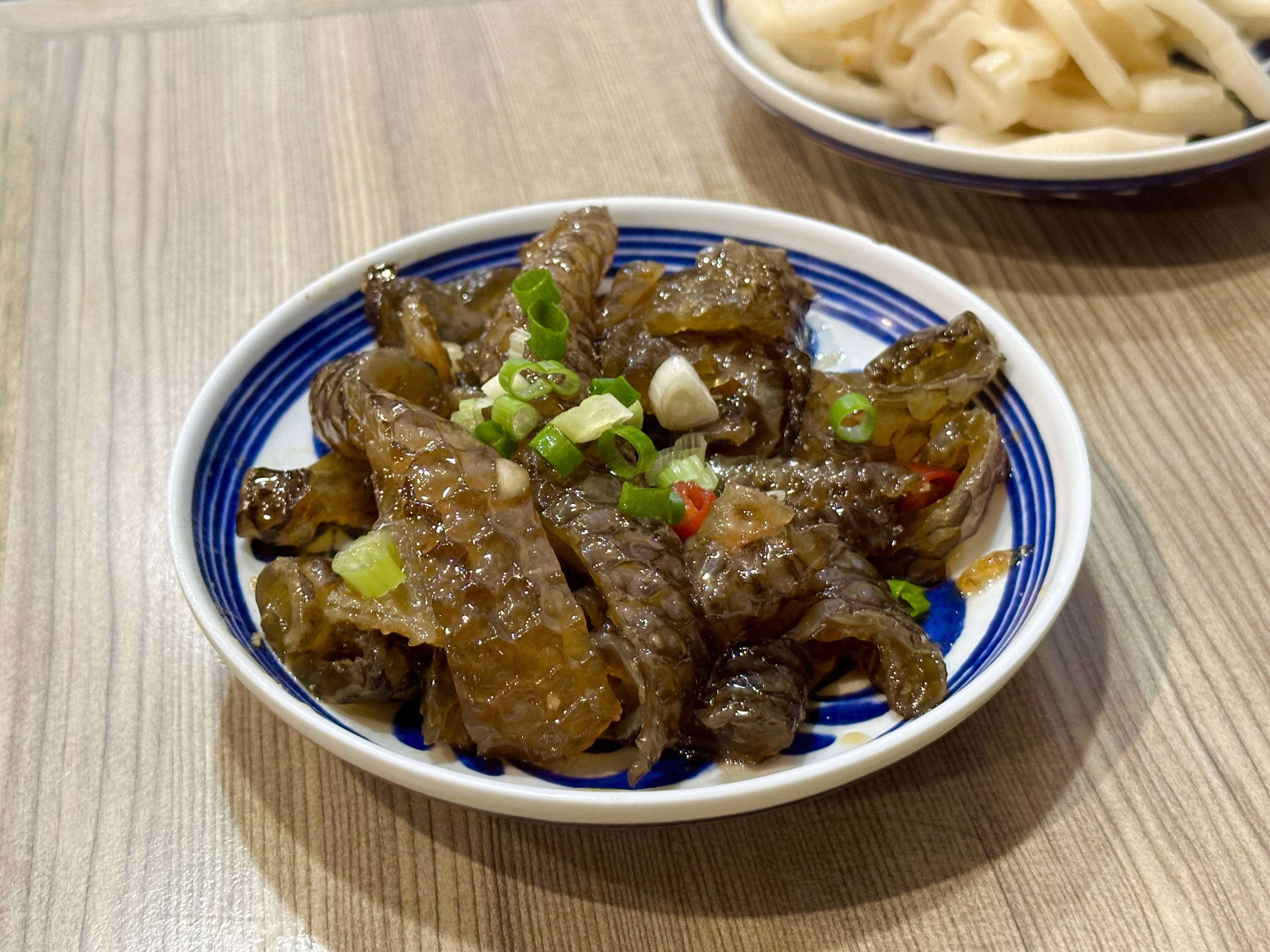 「QQ魚皮」口感硬脆，沙茶味重。（50元／份）