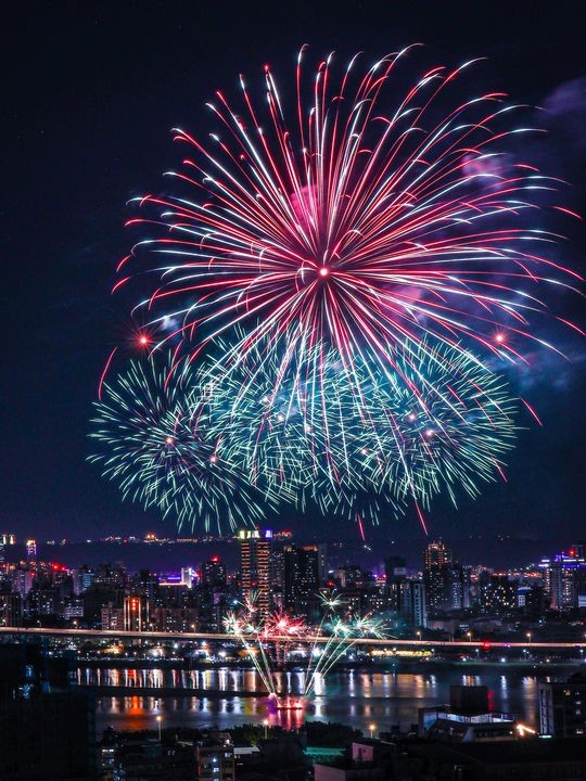 ▲夜間景點主題第一名－大稻埕夏日節煙火。　圖：投稿民眾「Angus Luo」／提供