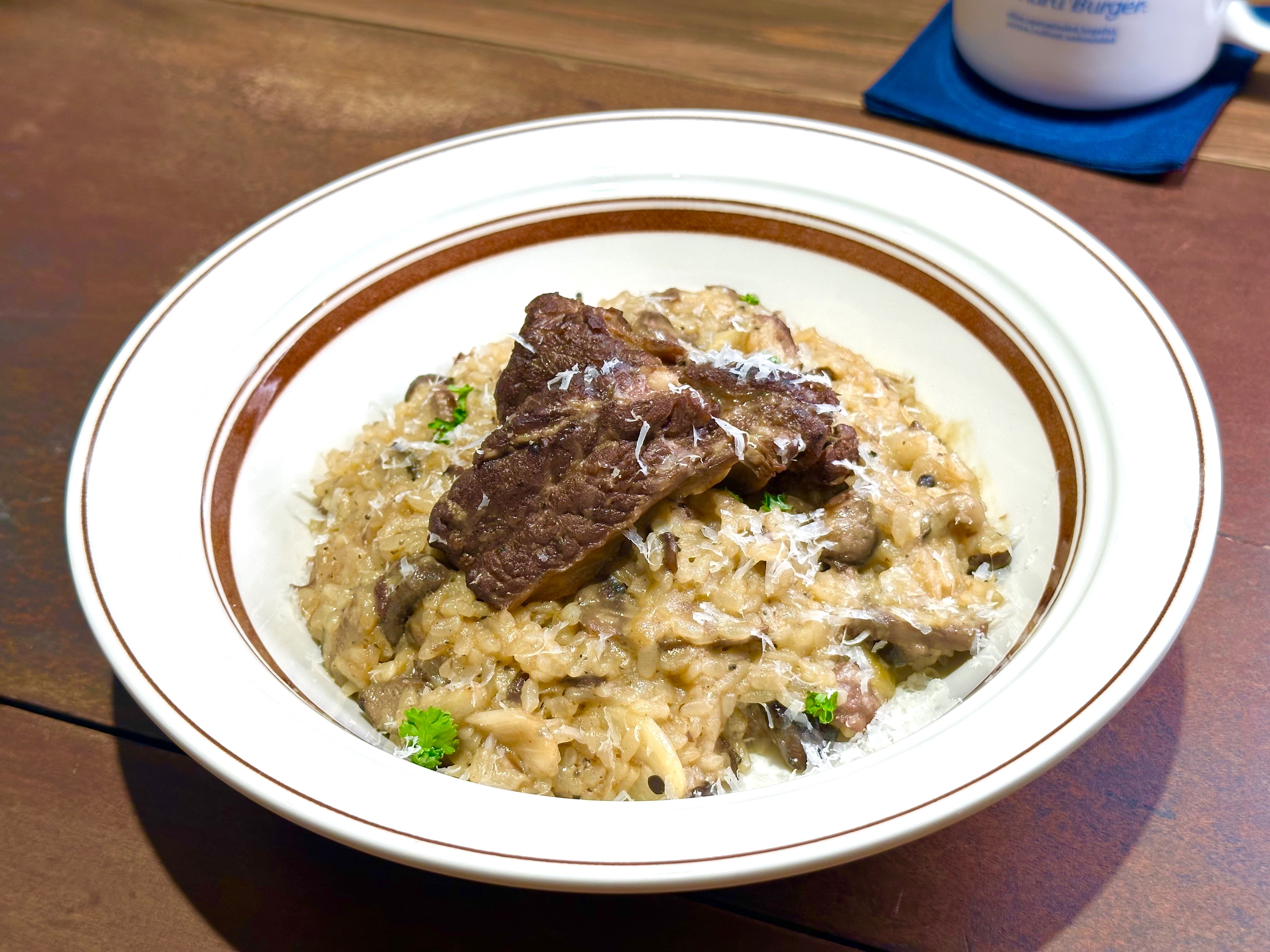 「松露味噌牛肋燉飯」米粒吸飽綜合菌菇的香氣，牛肋條以法式紅酒燉牛肉的味道呈現。（480元／份）