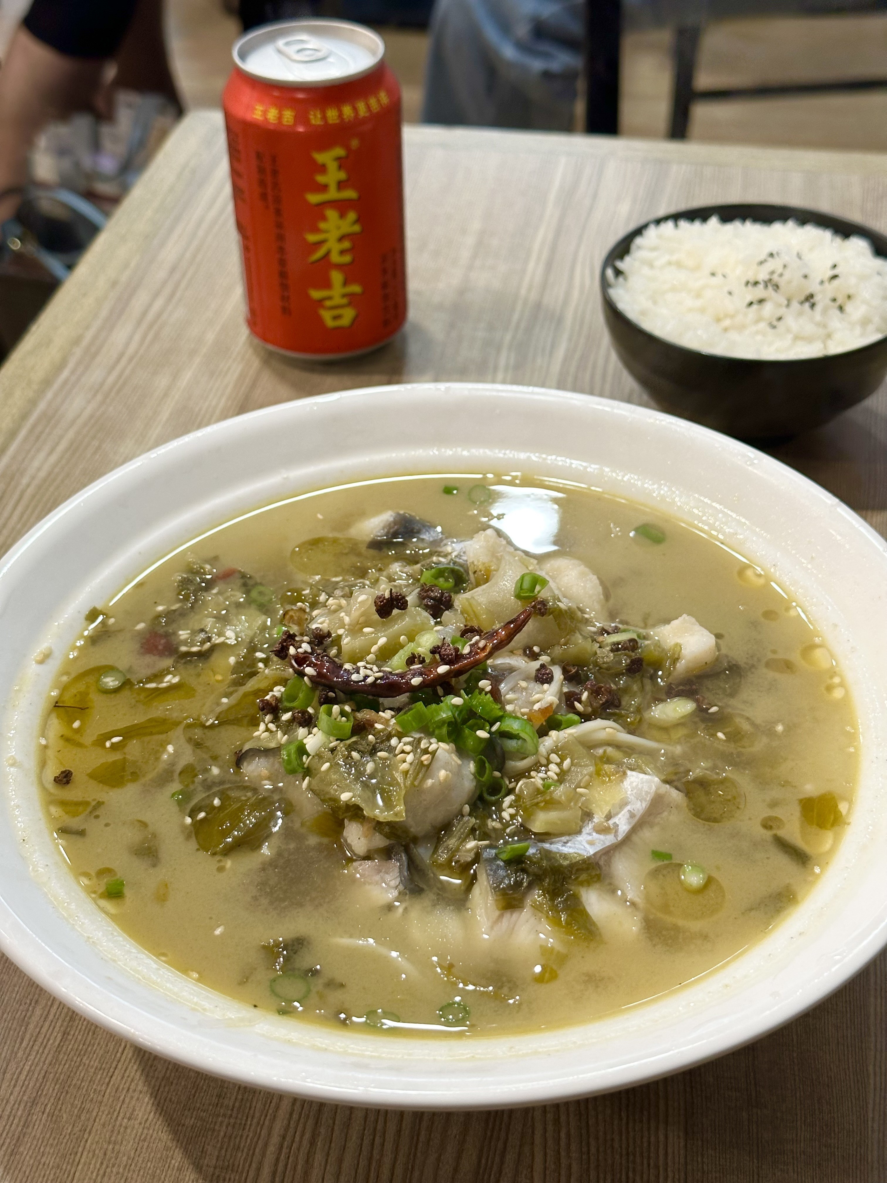 「金湯酸菜魚」湯頭辛辣酸甜，巴沙魚肉嫩、魚味重，配涼茶王老吉很對味。（220元／小份）