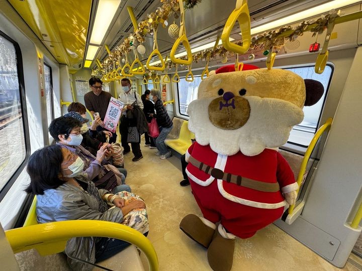 ▲桑塔熊和遊客一起搭乘「雪粼列車」。　圖：新北市政府觀光旅遊局／提供