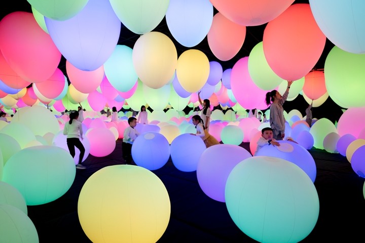 ▲展示作品《光球管弦樂團》。　圖：teamLab／來源