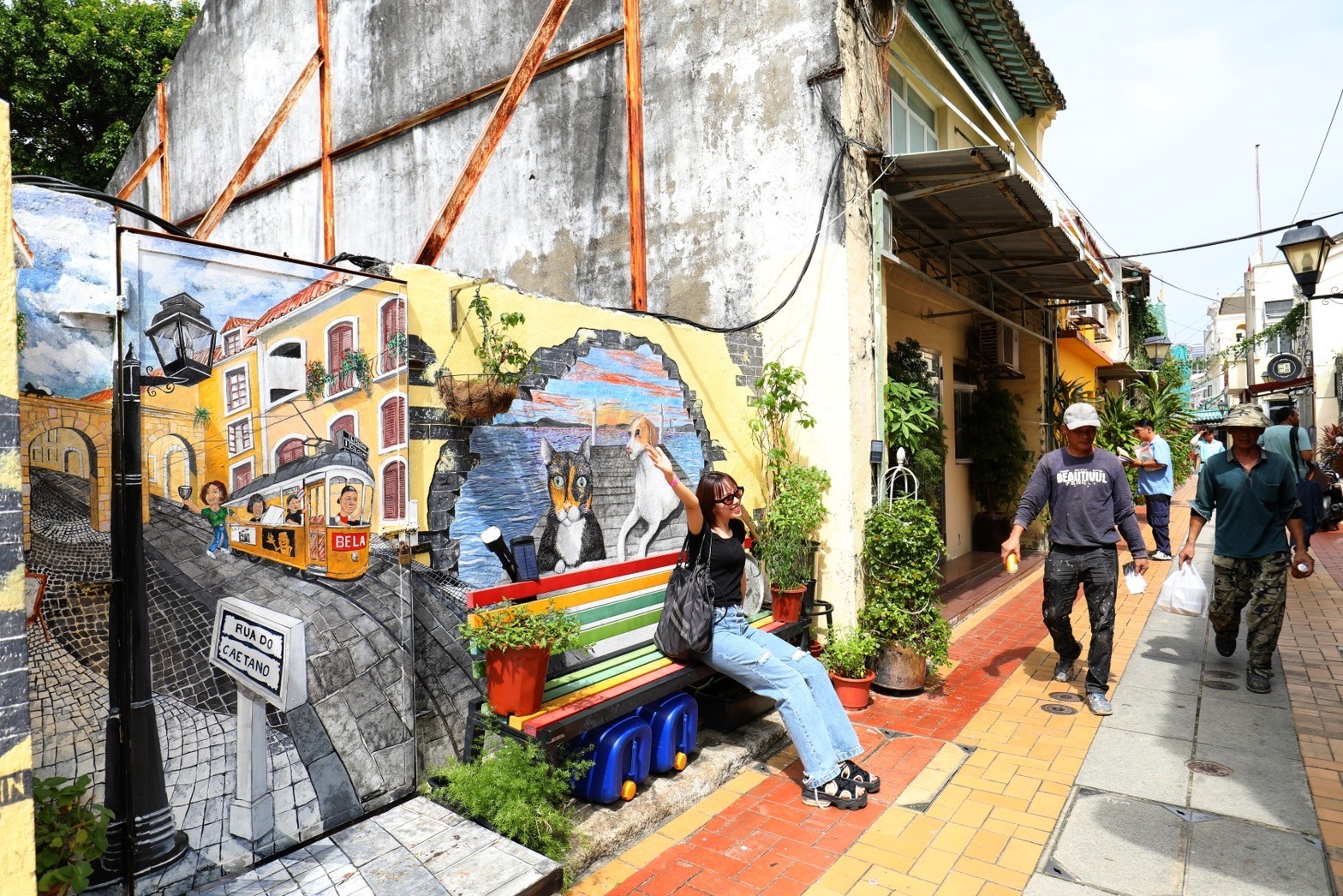 「路環島」是個能讓人在繽紛色彩跳躍的地方，還有許多壁畫可以一同入鏡。