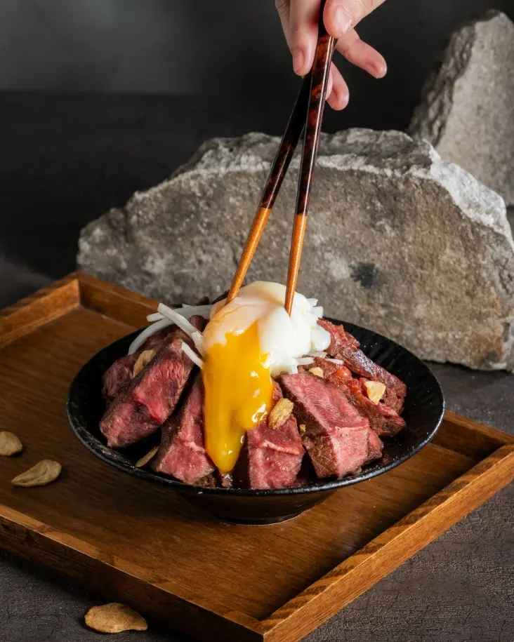 ▲限門市內用的「極上大勢牛排丼」擺滿8.8盎司肉肉，單點460元；定食520元附白飯、溫泉蛋、炸物、沙拉與水果。（圖／宮本武丼提供）