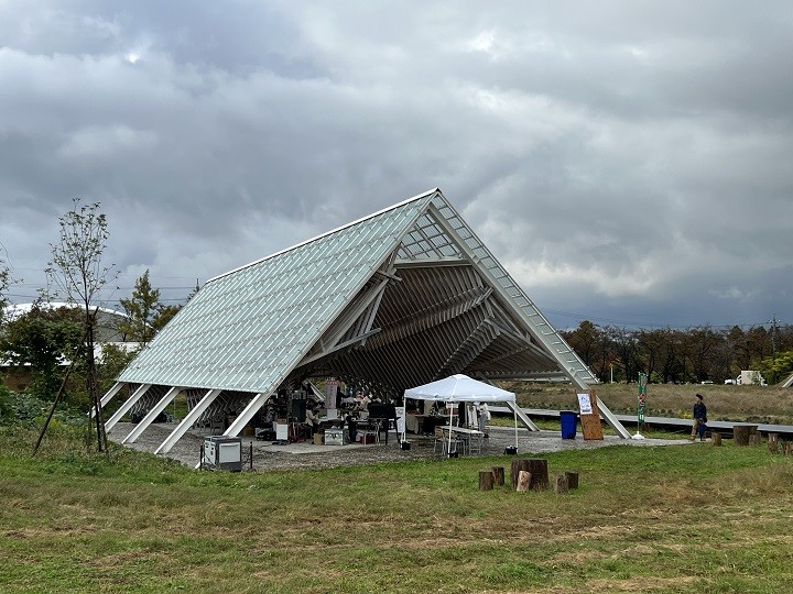 ▲多功能廣場中不定時會舉辦小農市集。　圖：向日遊/提供