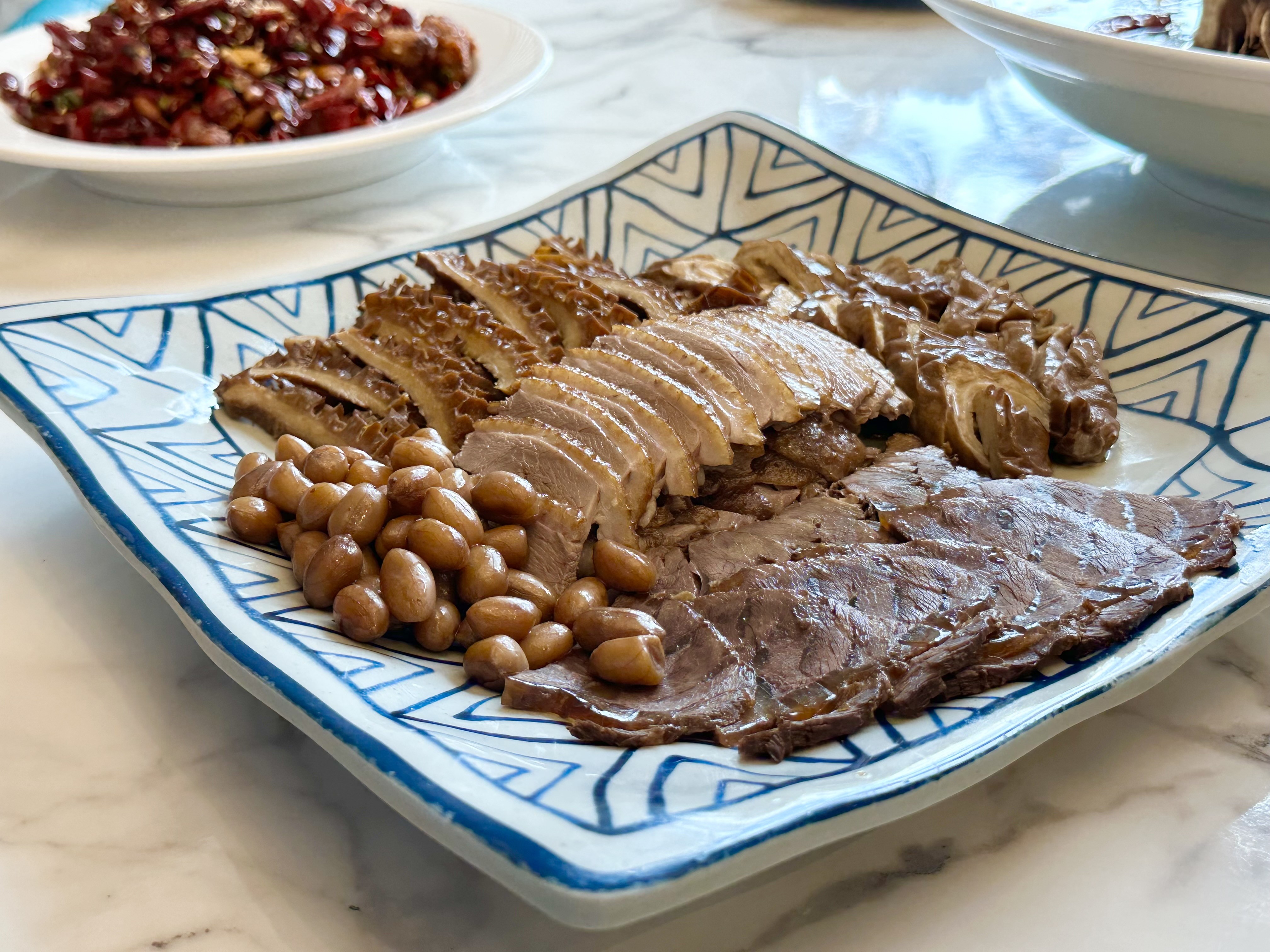 「滷鵝拼滷水」鵝肉扎實入味，牛腱香嫩，肥腸透味有彈性，牛肚Q軟，花生脆香。（890元／份）