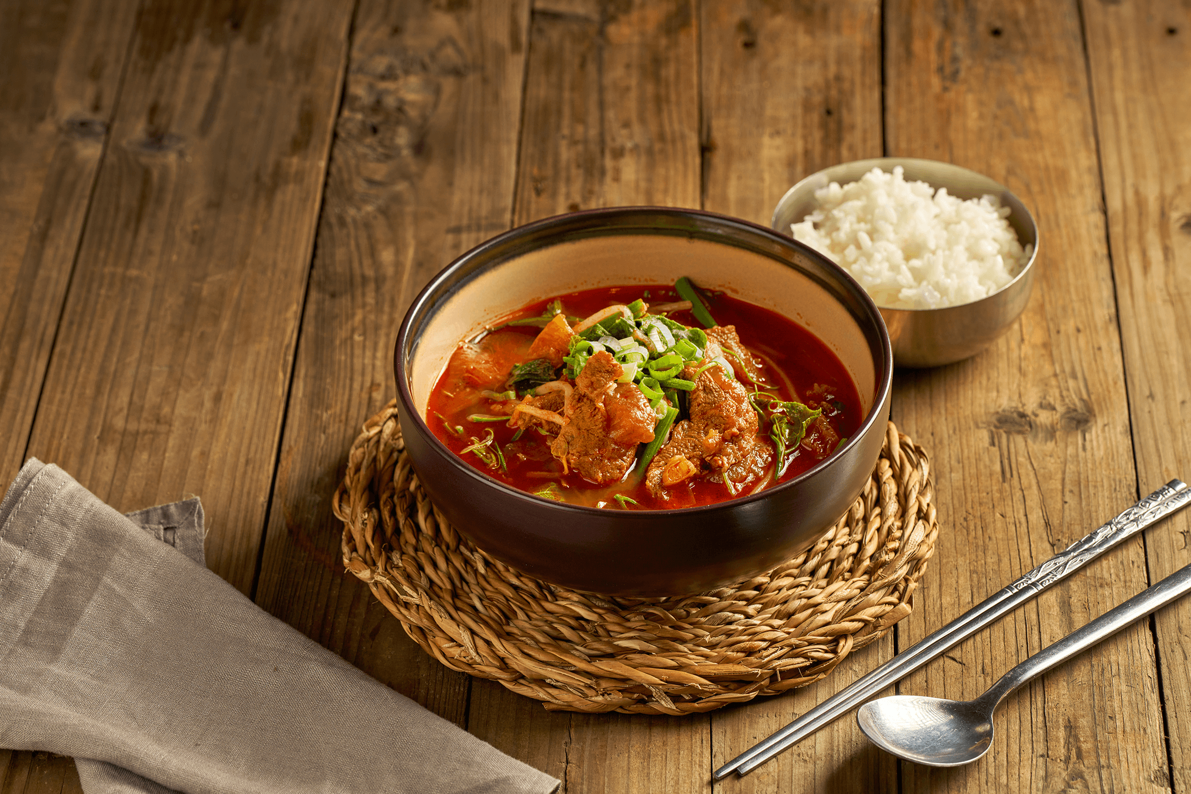 冷冷的天氣來碗「辣牛肉湯」，除了能吃到慢火燉煮至軟爛的牛肉，同時也能當作白飯小偷與解酒神器。（220元／份，新村站著吃烤肉提供）