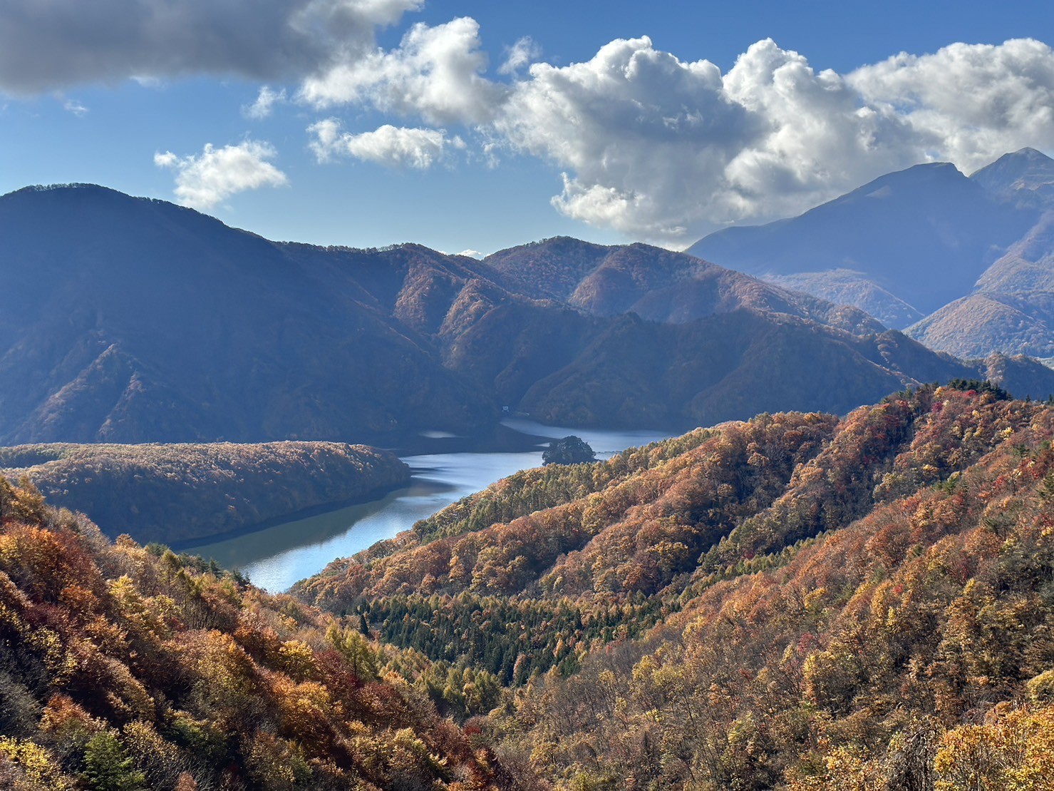 開往「五色沼自然探勝路」的途中，被秋意染成橘系大地色的群山太美，司機先生特意停車讓大家留下紀錄。