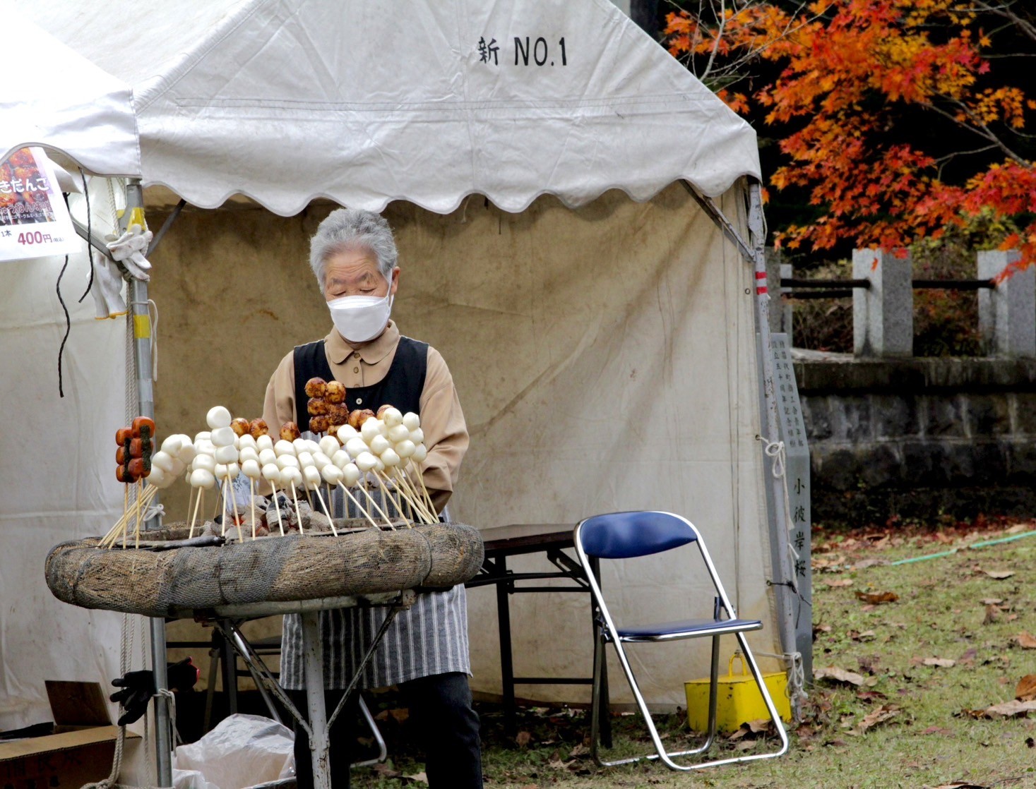 神社入口處還有賣熱呼呼的糰子攤位，香氣令人嘴饞。