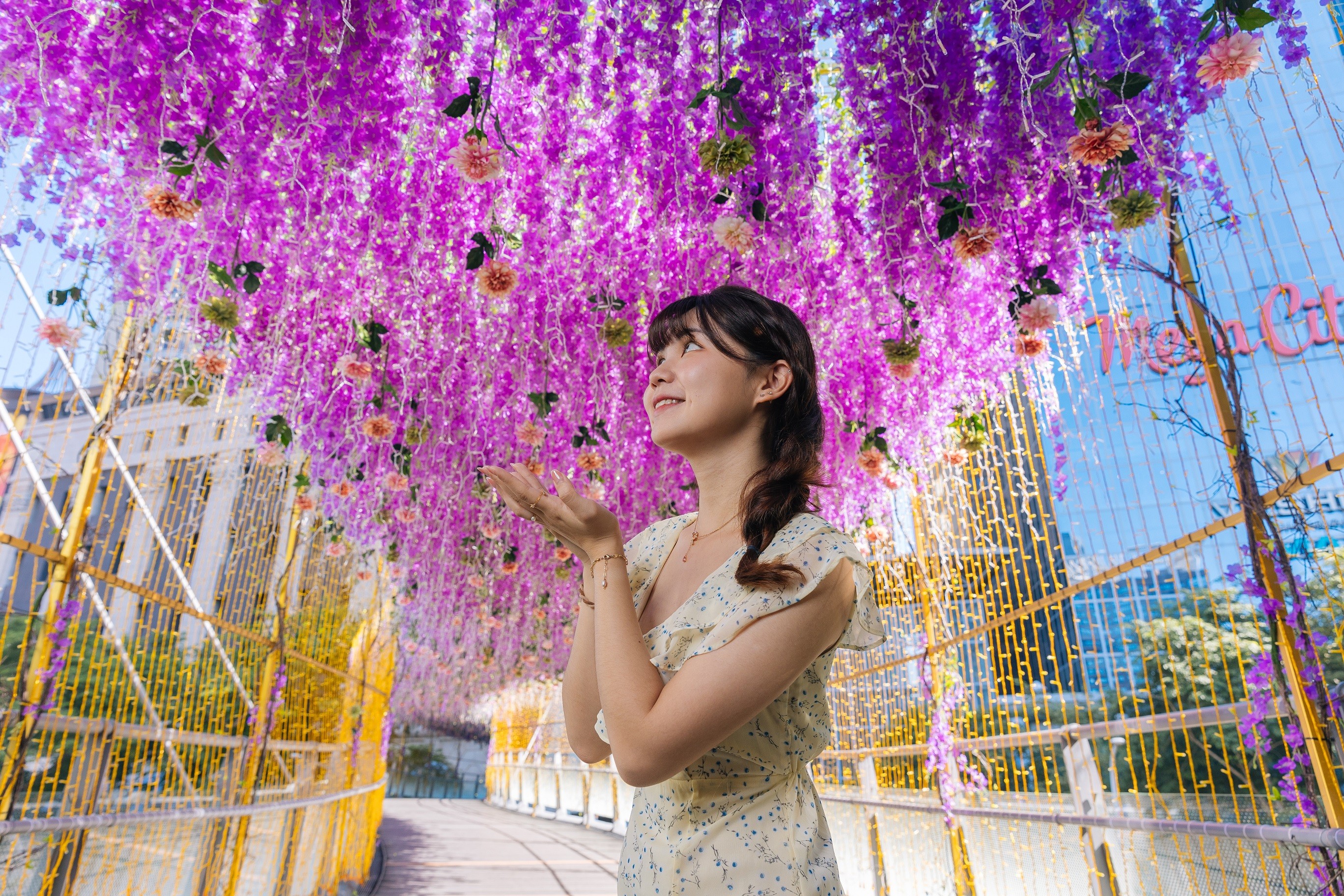 充滿粉紫色花海的「紫藤精靈光廊」，甜蜜浪漫氛圍佈滿耶誕城。（新北觀旅局提供）