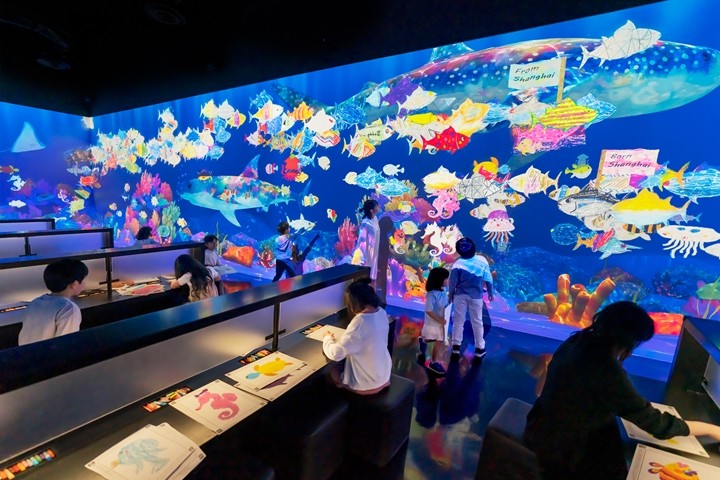 ▲展示作品《彩繪水族館》相當適合親子同樂。　圖：teamLab／來源