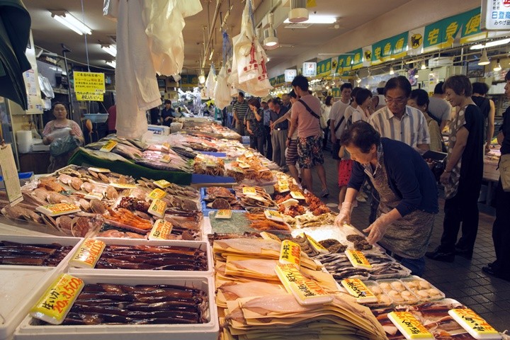 ▲八食中心搜羅了三陸海岸的美味海鮮、各式南北貨等，明亮寬敞的空間逛起來十分舒適。　圖：向日遊/提供