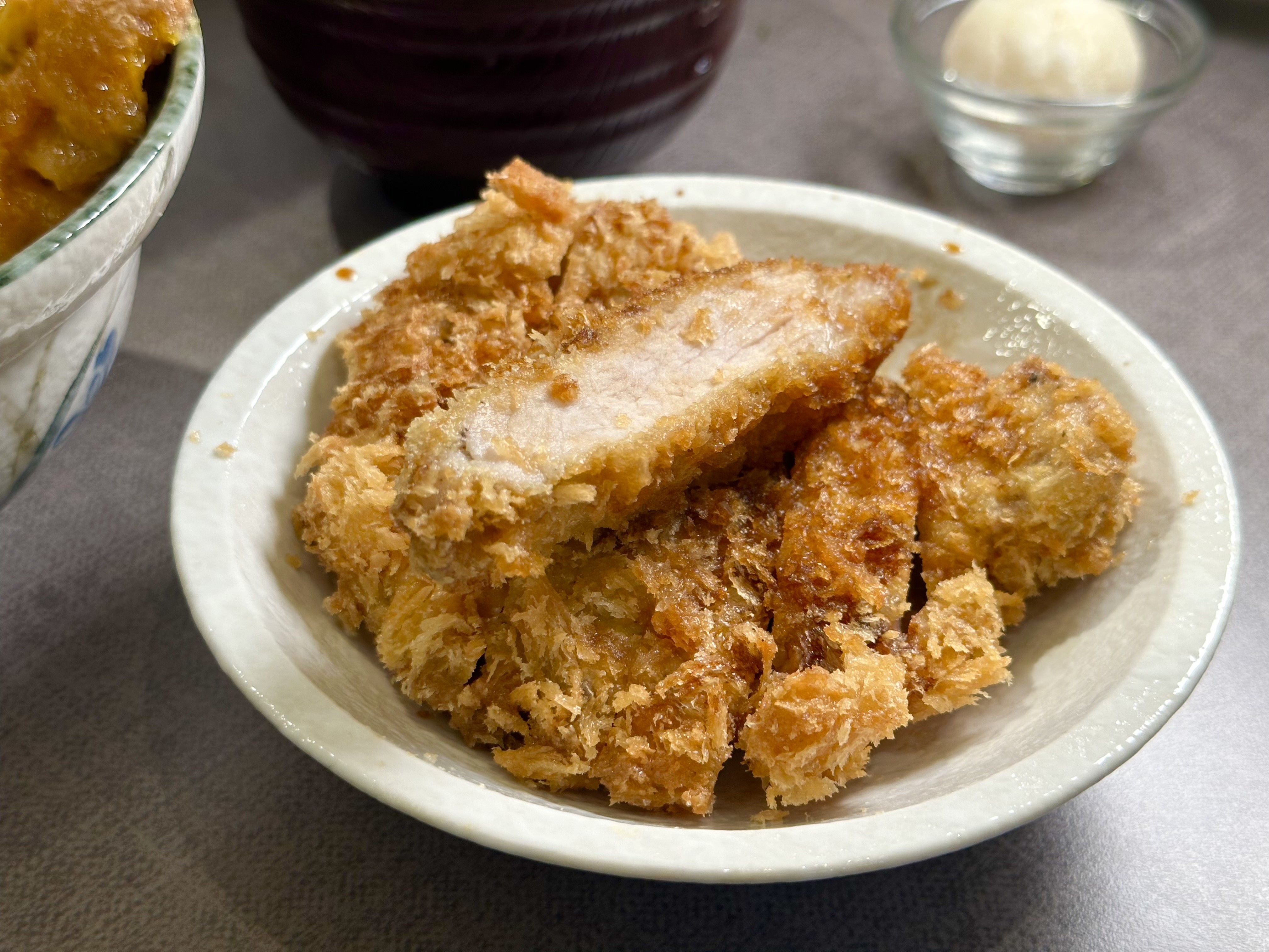 裹麵包粉酥炸的豬排，外皮香脆爽口，肉質嫩軟、沒有豬腥味。