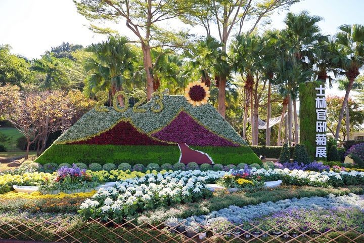 ▲呼應主題「菊藝生活」，以植生牆急綠雕手法，創造「美麗印象」展區，帶領大家走入菊花博覽會。　圖：臺北市政府工務局／提供