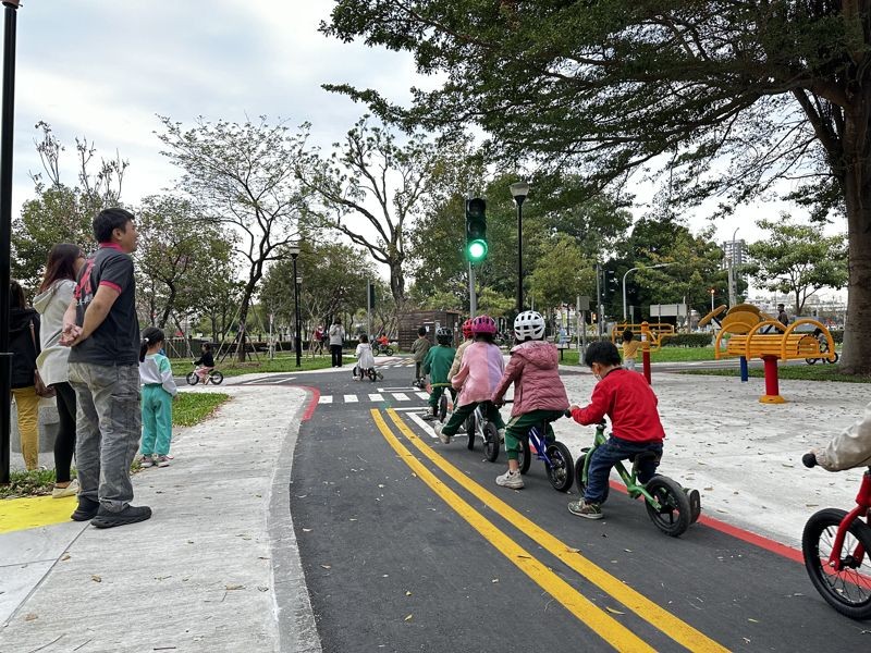 小朋友在公園裡遵守交通規則。（台中市府提供）