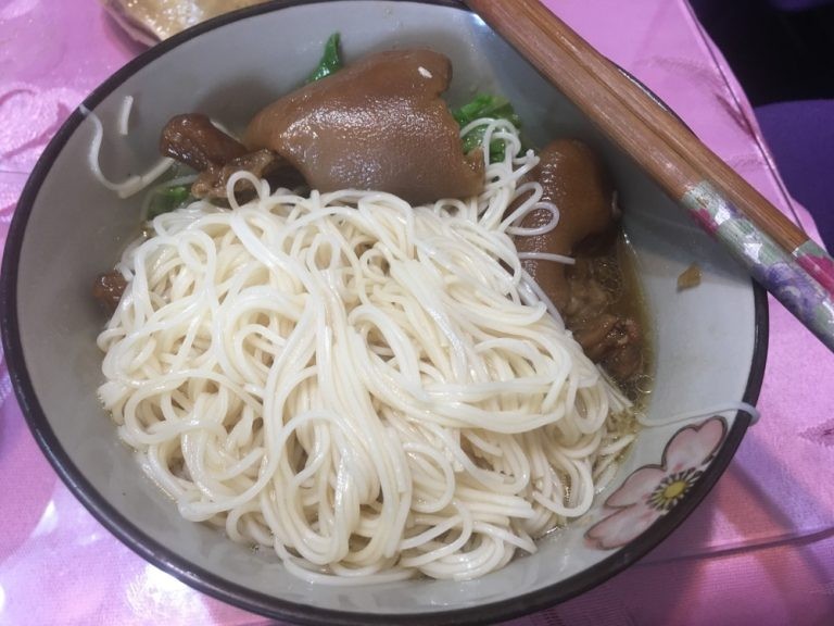 ▲豬腳麵線在冬至也是開運食物，不僅能延壽、除穢氣，也象徵壞運過盡、好運來。（示意圖／取自shutterstock）