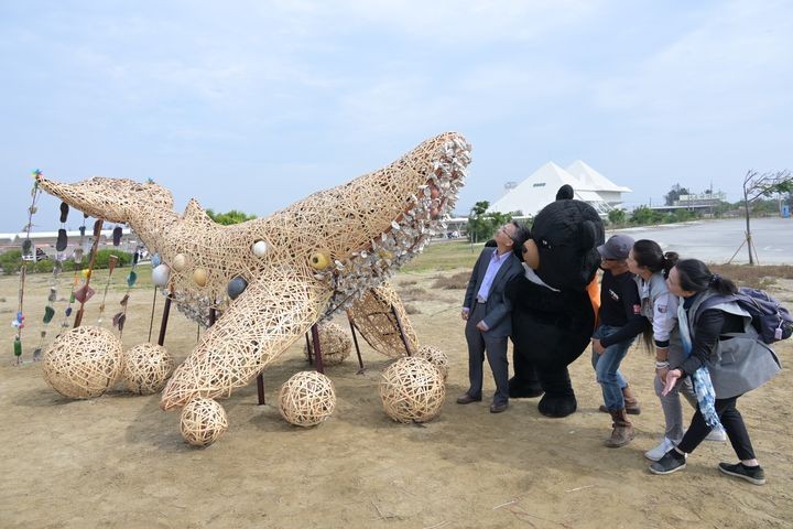 ▲以在地所蒐集到的海洋廢棄物，創作的海廢地景藝術。　圖：雲嘉南濱海國家風景區管理處／提供