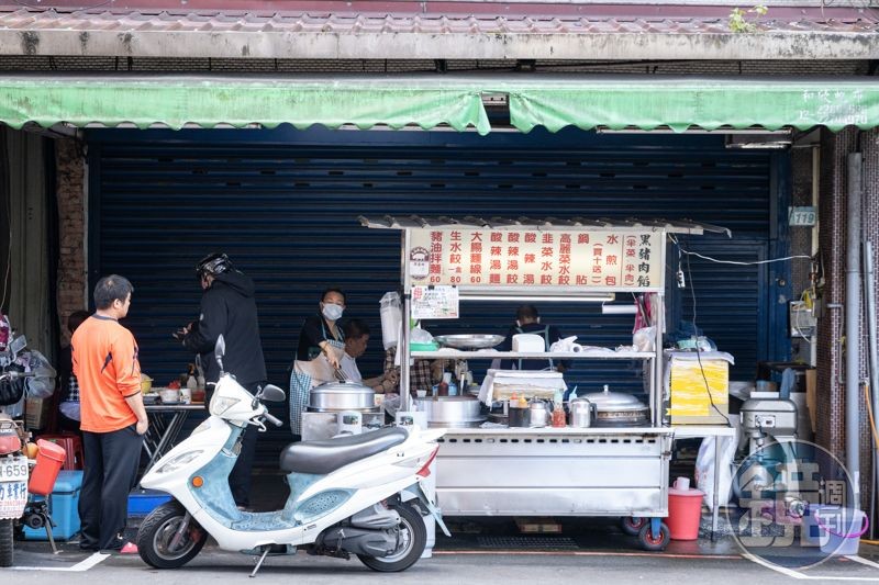 「深坑黑豬肉鍋貼水餃」開業超過25年，鍋貼、水煎包是許多在地人的下午點心。