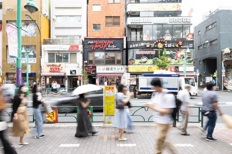 ▲由於日本人習慣走路速度快，通勤時間眾人更是分秒必爭，遊客突然停下可能會被撞到。（示意圖／pakutaso）