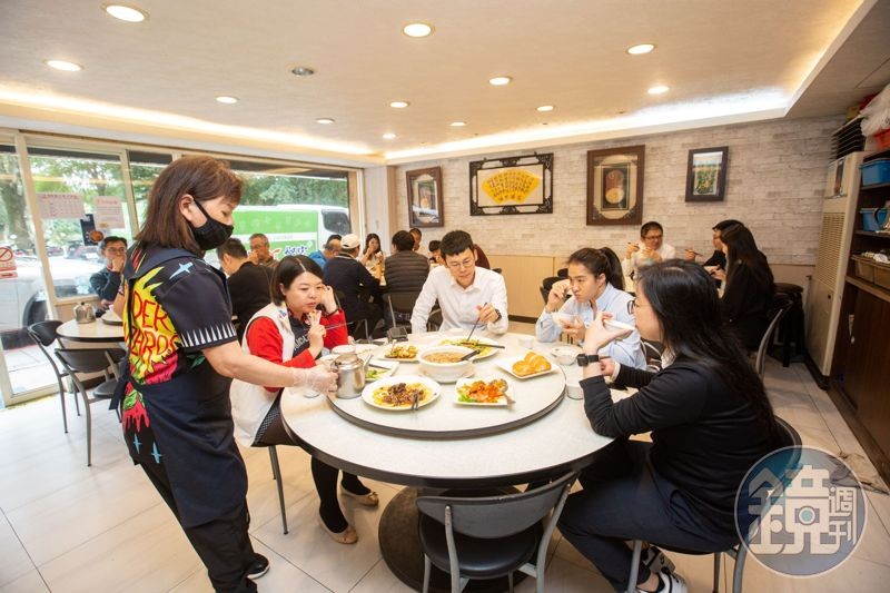 每到用餐時刻，大湖餐館總是高朋滿座，不僅老客人捧場，現在更多了一些公司行號、部門聚餐的人客。