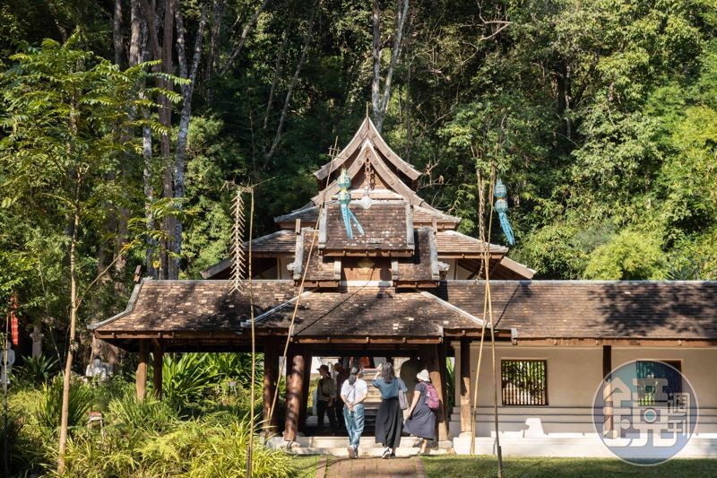 與鬱鬱蔥蔥的山林幾乎融為一體的「帕拉寺」（Wat Pha Lat）外觀。