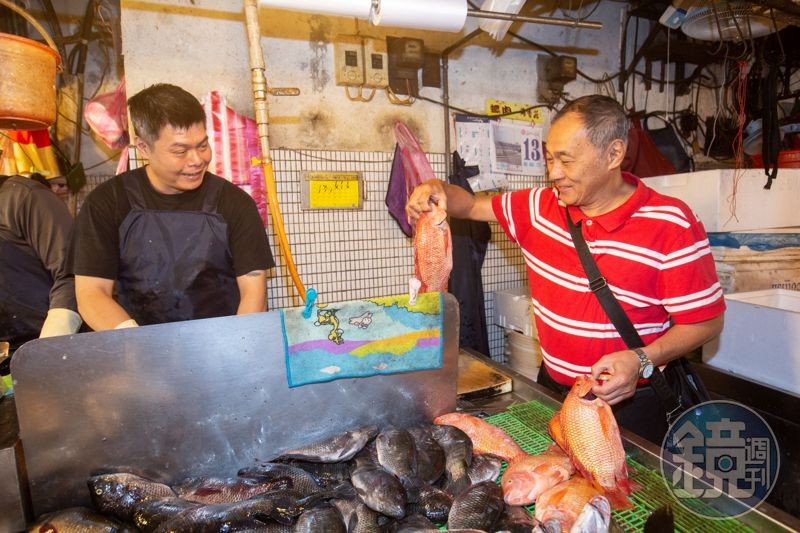 做豆瓣魚的魚種特別經過挑選，會選用外型鮮豔、肉質細膩的紅尼羅魚。（時價）