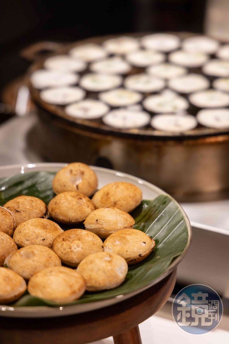 早餐吃得到泰國街頭小點「Khanom Krok」，外香酥內柔軟，椰香奶香齊發吃不膩，尤其地瓜口味真心推薦！