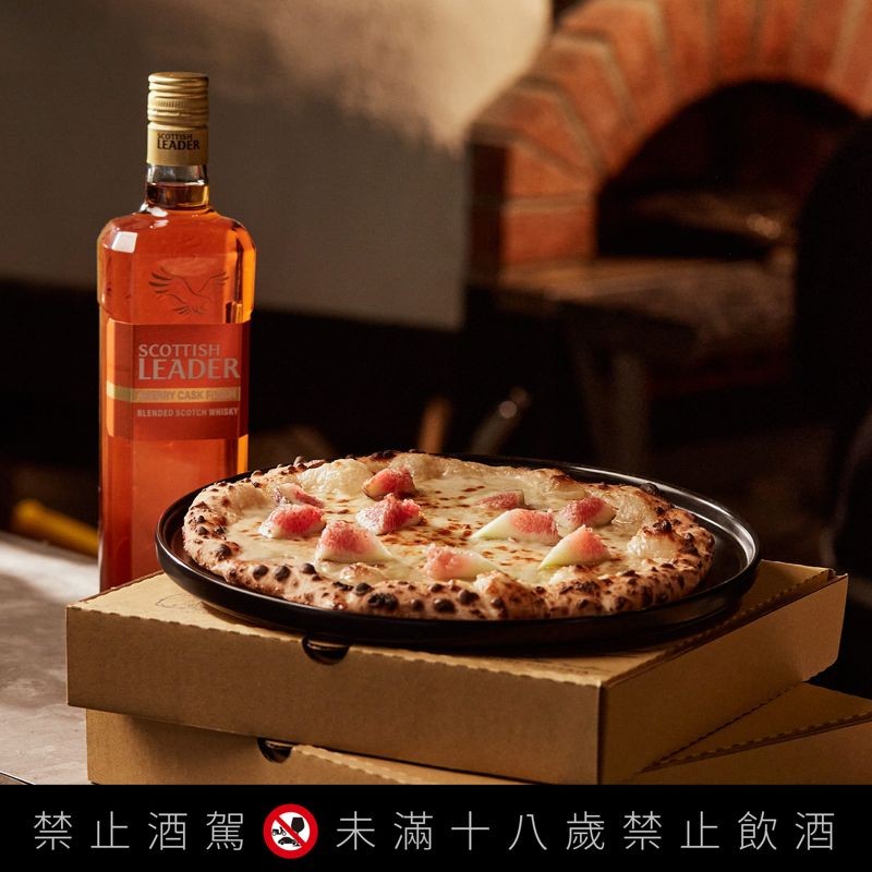 Amore Pizzeria Napoletana愛手工窯烤披薩的蜂蜜起司佐威士忌披薩，以威士忌奶醬、熔岩莫札瑞拉起司和蜂蜜共譜美味交響曲，可加購無花果配料。（仕高利達提供）