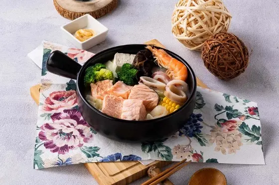 ▲鮭魚品牌「Supreme Salmon美威鮭魚」即日起，於全台各大美威鮭魚專賣店推出特色鍋物「味噌牛奶鮭魚石狩鍋」。（圖／美威鮭魚提供）