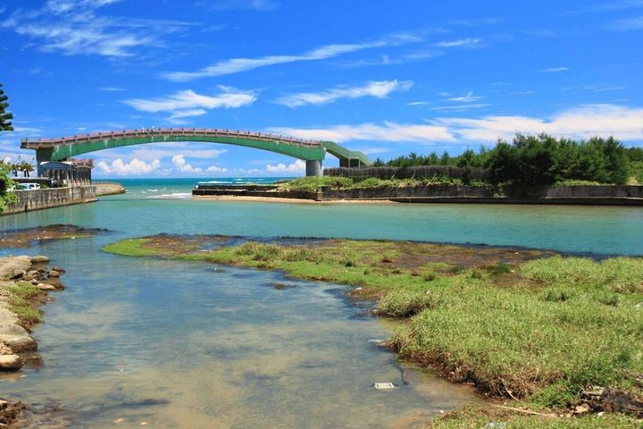 ▲金山可體驗不同泡湯樂趣，還能順遊水尾漁港，清澈乾淨、有金山八景之一「水尾泛月」的美名。　圖：新北市政府觀光旅遊局／提供