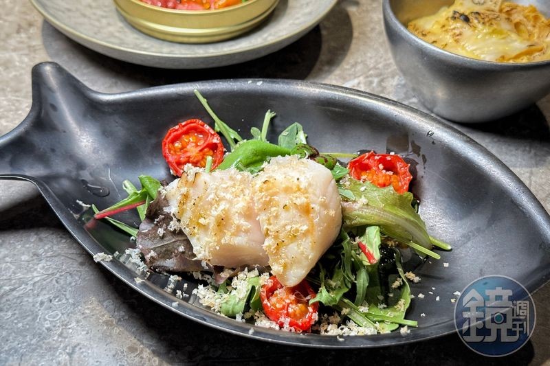 「北海道冰鮮干貝．夏威夷豆．芝麻葉」撒上夏威夷豆碎屑為干貝畫龍點睛，芝麻葉與烤番茄也為這道沙拉增添層次。