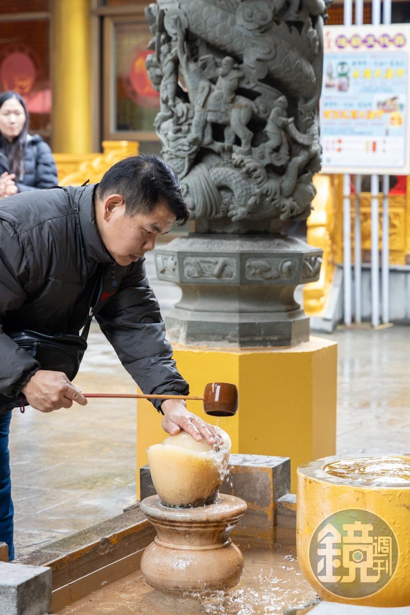 廟前的五路轉運池，信眾可使用杓子撈一瓢池水，淋在金元寶上進行淨身儀式。