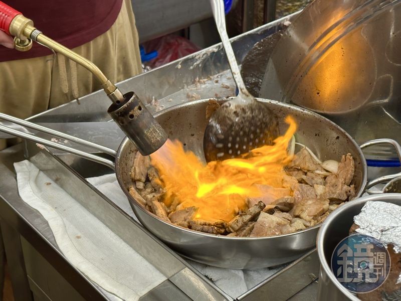 去骨切片的骨仔肉，會與醬料一起大火翻炒，吃起來更夠味。