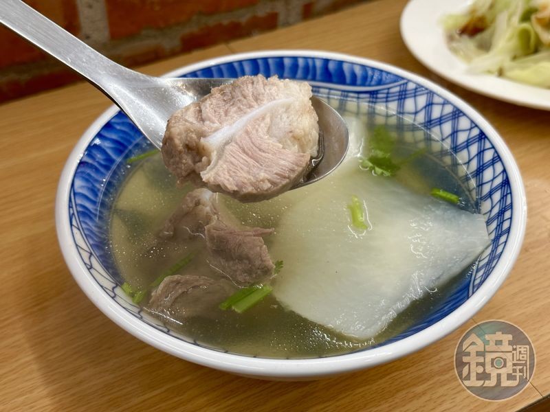 「原汁排骨湯」肉質扎實，白蘿蔔透軟有甜，湯頭甘美爽口。（50元／小碗）