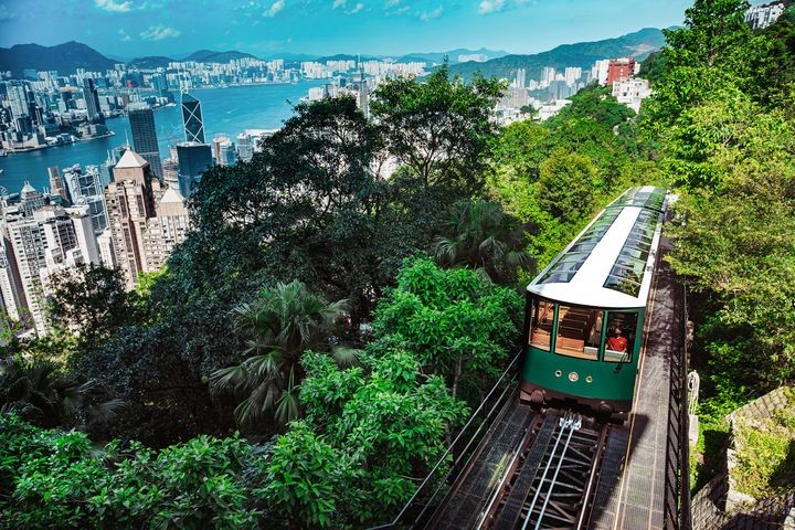 ▲搭乘太平山纜車上山，視野極佳，白天與黑夜各有不同風情。　圖：喜鴻假期／提供