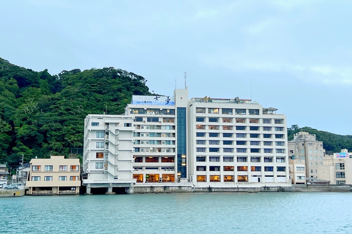 ▲設施鄰近小湊漁港與大本山小湊誕生寺，是臨海的溫泉旅館。　圖：向日遊顧問有限公司／來源