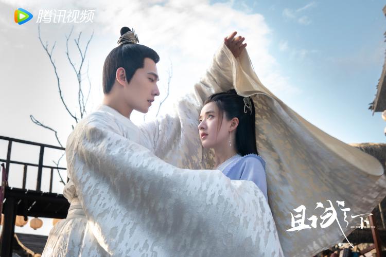 趙露思與楊洋於 2021 年主演的《且試天下》,改編自傾冷月同名小說,劇情講述俠女白風夕與公子豐蘭息在江湖與朝堂中既為對手又為知己,最終並肩攜手守護天下的故事。