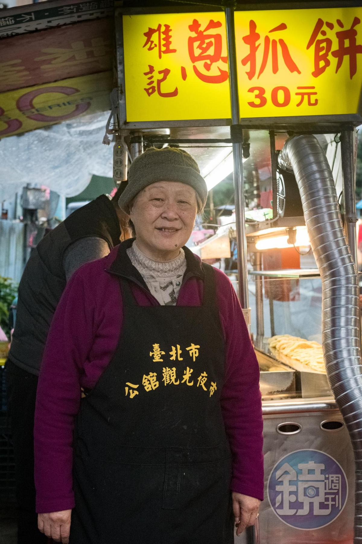 老闆娘孫佩霞接手已逝弟弟的蔥抓餅攤，做得更有聲有色，不改攤名就是想留著和弟弟的情感連結。